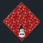 雪片と雪だるま犬の名前 バンダナ<br><div class="desc">クリスマスと冬の季節のバンダナのために犬をドレスアップ。この赤いバンダナは、あなたの犬の名前のための雪だるまと宇宙のオーバーレイとスノーフレークの背景を特徴とする。</div>