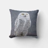雪片に乗ったスノーフクロウ クッション (正面)