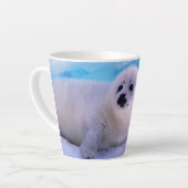 雪片に覆われた小さなハープのアザラシ カフェラテマグ (左アングル)