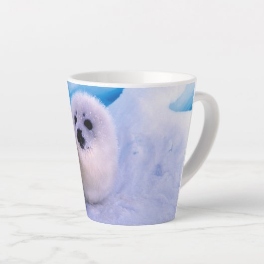 雪片に覆われた小さなハープのアザラシ カフェラテマグ (右アングル)