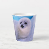 雪片に覆われた小さなハープのアザラシ カフェラテマグ (正面)