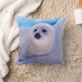雪片に覆われた小さなハープのアザラシ クッション (ブランケット)