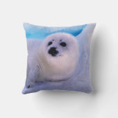 雪片に覆われた小さなハープのアザラシ クッション (裏面)