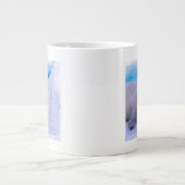 雪片に覆われた小さなハープのアザラシ ジャンボコーヒーマグカップ (正面)