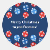 雪片のあるクリスマスブルーと赤いオーナメント ラウンドシール (正面)
