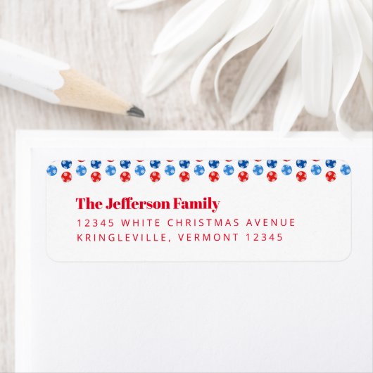 雪片のあるクリスマスブルーと赤いオーナメント ラベル (インサイチュ)