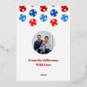 雪片のあるクリスマスブルーと赤いオーナメント 箔シーズンカード (裏面)