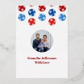 雪片のあるクリスマスブルーと赤いオーナメント 箔シーズンカード (裏面)