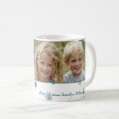 雪片のメリークリスマスの祖父母のマグ コーヒーマグカップ (正面右)