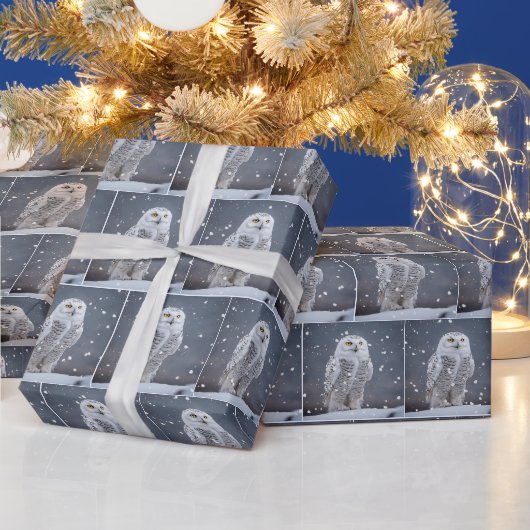 雪片の中のクリスマススノーフクロウ ラッピングペーパー (クリスマス)