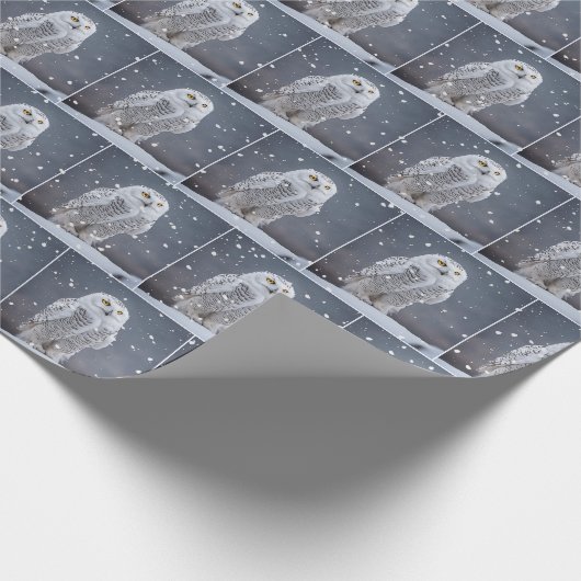 雪片の中のクリスマススノーフクロウ ラッピングペーパー (角)