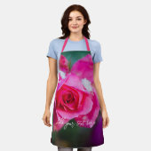雪片の付いたピンクのバラ エプロン (着用した状態)