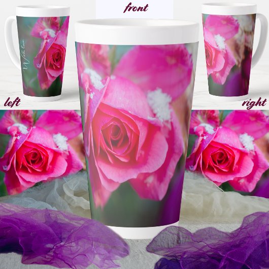 雪片の付いたピンクのバラ カフェラテマグ