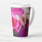 雪片の付いたピンクのバラ カフェラテマグ (右アングル)