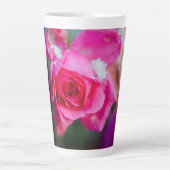 雪片の付いたピンクのバラ カフェラテマグ (正面)