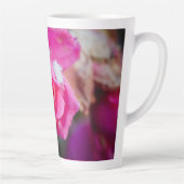 雪片の付いたピンクのバラ カフェラテマグ (右)