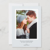 雪片の付いたメリークリスマスカードブルーグレー セーブザデート (裏面)