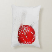 雪片の付いた赤いクリスマスボール アクセントクッション (裏面(縦))
