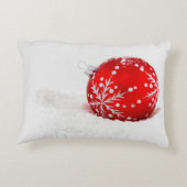 雪片の付いた赤いクリスマスボール アクセントクッション (裏面)