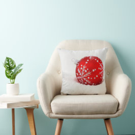 雪片の付いた赤いクリスマスボール クッション