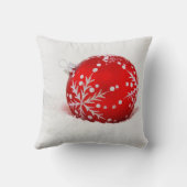 雪片の付いた赤いクリスマスボール クッション (裏面)