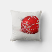 雪片の付いた赤いクリスマスボール クッション (正面)