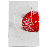 雪片の付いた赤いクリスマスボール ミディアムペーパーバッグ (正面)