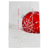雪片の付いた赤いクリスマスボール ミディアムペーパーバッグ (裏面)