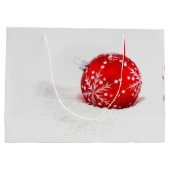 雪片の付いた赤いクリスマスボール ラージペーパーバッグ (裏面)