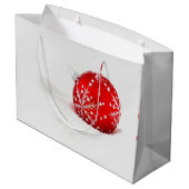 雪片の付いた赤いクリスマスボール ラージペーパーバッグ (裏面アングル)