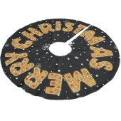 雪片の入ったメリークリスマスジンジャーブレッドクッキー ブラッシュドポリエステルツリースカート (アングル)