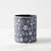 雪片の吹雪が真夜中の青 ツートーンマグカップ (中央)