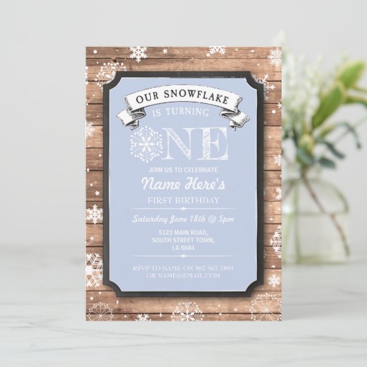 雪片の最初誕生日の青い木製の冬の招待 招待状 (スタンド正面)