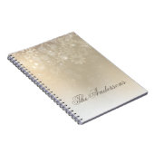 雪片の金ゴールドのパーソナライズな休日|のノート ノートブック (右側)