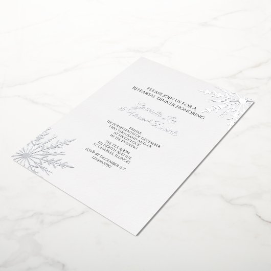 雪片エレガント冬の結婚式のリハーサルディナー 箔招待状 (回転した状態)