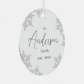 雪片カスタム家族の名前スクリプトクリスマス メタルオーナメント (正面右)