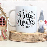 雪片カラフルHello Winter Christmasエレガント コーヒーマグカップ<br><div class="desc">エレガントスクリプトのクリスマスコーヒーのマグカップ。このデザインは、文字「Hello Winter」をブラックタイポグラフィでカラフルのスノーフレークと星要素を備えている。あなた最高のの友人、家族、さらには隣人のための贈り物。私たちのコレクションには35以上のクリスマスコーヒーマグがあり、あなたが間違いなく愛する。特別な人々に特別な願いを持つ最高のクリスマスの贈り物をチェックアウトして得なさい。メリークリスマス!</div>