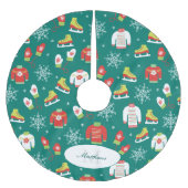 雪片パターンティール(緑がかった色)モノグラムファミリークリスマス ブラッシュドポリエステルツリースカート (正面)