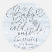 雪片ベビー外は寒い男の子の赤ちゃんシャワー ラウンドシール (正面)