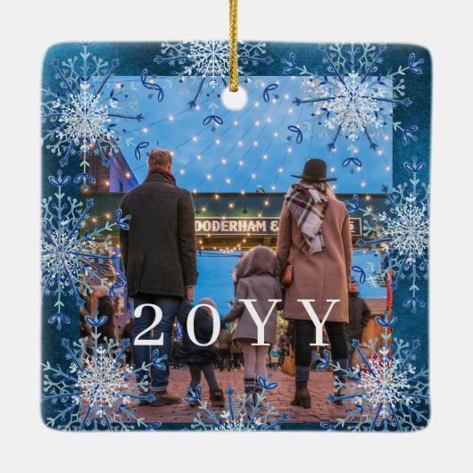 雪片2家族の写真パーソナライズされた青白 セラミックオーナメント (裏面)