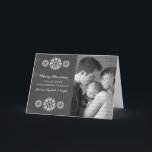 雪片Chalkboardフォトグリーティングカード、グレー シーズンカード<br><div class="desc">とトレンディーモダンスノーフレークChalkboardフォトグリーティングカード灰色の黒板の背景と白い雪のエレガント結晶を搭載。このシックなカードは休日の挨拶を送るのに最適だ。おカスタマイズ客様の家族の写真とパーソナライズされた挨拶でクリックパーソナカスタマイズリゼーションのオプションを見つけるための「It」。</div>