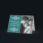 雪片Chalkboardフォトグリーティングカード，ティール（緑がかった色） シーズンカード<br><div class="desc">トレンディーモダンのスノーフレークChalkboardフォトグリーティングカードは、ターコイズのショックボードの背景と白い雪のエレガント結晶を特徴とする。このシックなカードは休日の挨拶を送るのに最適だ。おカスタマイズ客様の家族の写真とパーソナライズされた挨拶でクリックパーソナカスタマイズリゼーションのオプションを見つけるための「It」。</div>