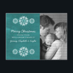 雪片Chalkboardフォトポストカード，ティール（緑がかった色） シーズンポストカード<br><div class="desc">トレンディーモダンのスノーフレークChalkboard写真ハガキはターコイズのショックボードの背景と白い雪のエレガント結晶を特徴とする。このシックなポストカードは休日の挨拶を送るのに最適だ。おカスタマイズ客様の家族の写真とパーソナライズされた挨拶でクリックパーソナカスタマイズリゼーションのオプションを見つけるための「It」。</div>