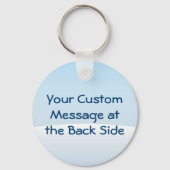 雪玉がキーチェーンを振るリトルペンギン キーホルダー (裏面)