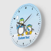 雪玉を投げるペンギン ラージ壁時計 (傾斜)