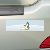 雪玉を振る小さなペンギン バンパーステッカー (車上)
