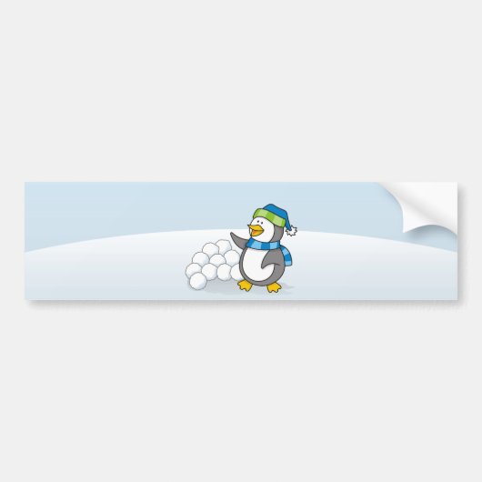 雪玉を振る小さなペンギン バンパーステッカー (正面)