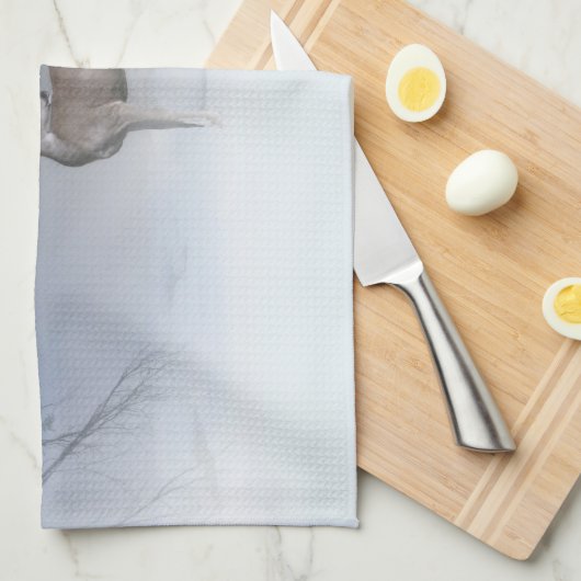 雪皿タオルに飾られた美しい鹿とカケス キッチンタオル (四つ折り)