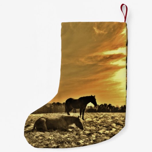 雪素朴の中のクリスマスの馬パーソナライズされた スモールクリスマスストッキング (裏面)