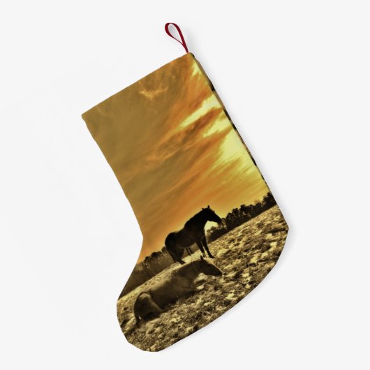 雪素朴の中のクリスマスの馬パーソナライズされた スモールクリスマスストッキング (裏面 (吊り時))